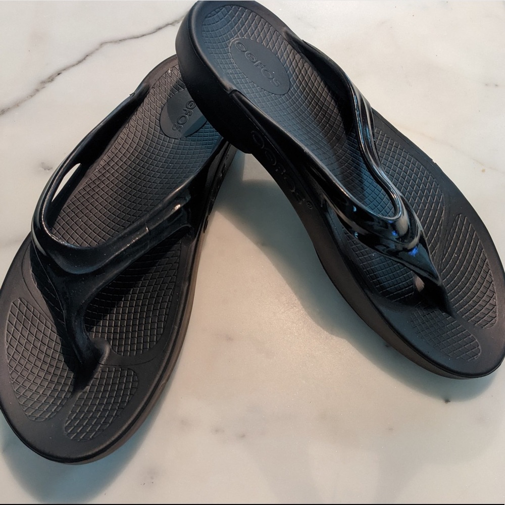 New without tags - OOFOS OOLALA FLIP FLOPS